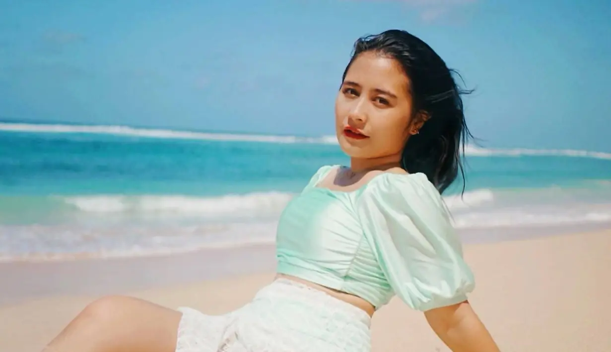 Bali dan pantai, menjadi salah satu tempat wisata yang kerap dikunjungi oleh bintang film Danur ini. Dalam setiap liburannya, Prilly banyak unggah momen serunya saat nikmati waktu di pinggir pantai. (Liputan6.com/IG/@prillylatuconsina96)