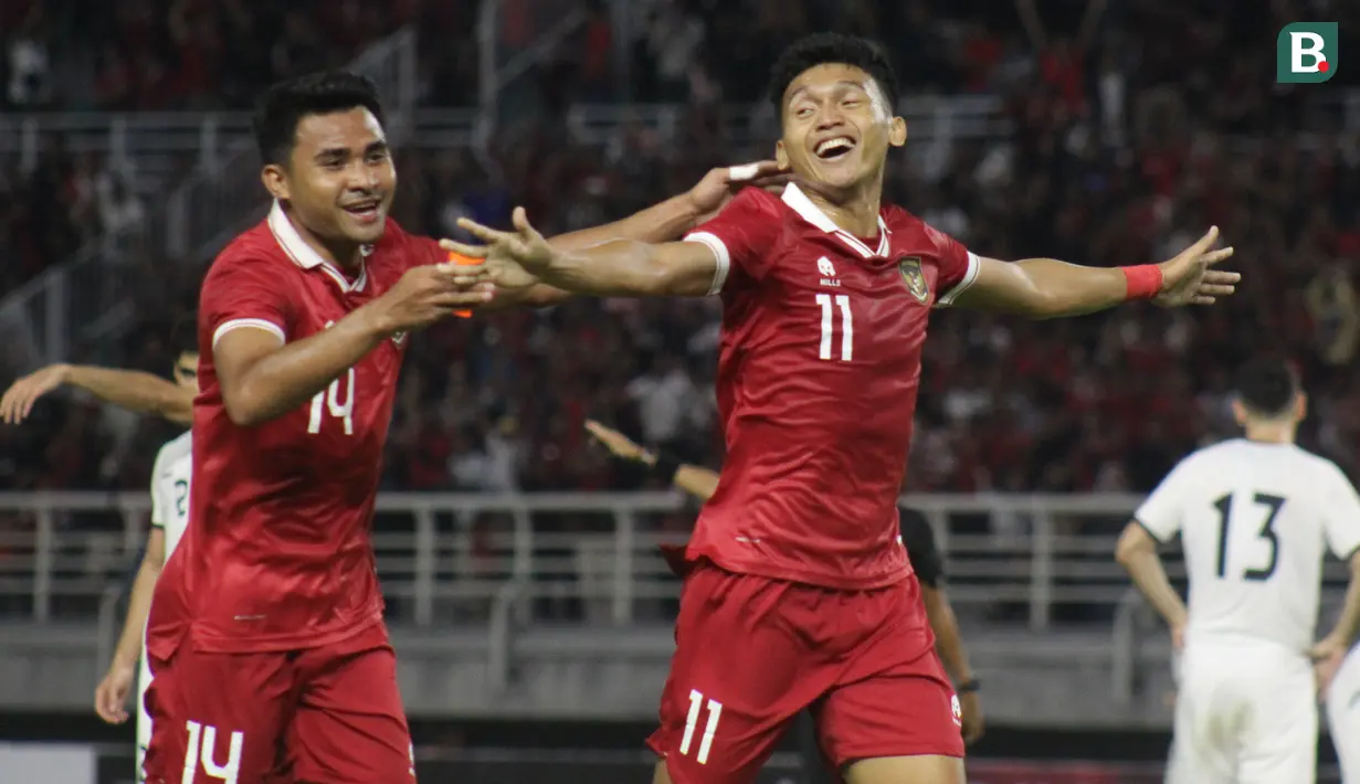 <p>Dendy Sulistyawan mencetak gol untuk Timnas Indonesia melawan Timnas Turkmenistan di Stadion Gelora Bung Tomo (GBT), Surabaya, pada Jumat (8/9/2023). (Bola.com/Aditya Wany).</p>