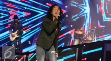 Penampilan vokalis Slank, Kaka saat tampil dalam Konser ulang tahun Indosiar di Jakarta, Rabu (11/1). Indosiar menghibur masyarakat di Indonesia dengan sajian musik dalam sebuah konser bertajuk “Konser Raya 22 Indosiar”. (Liputan6.com/Herman Zakharia)