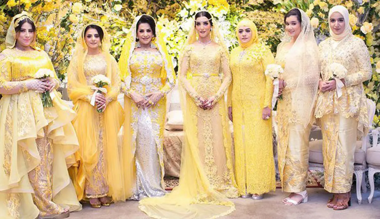 Selebgram Tasya Farasya berpose dengan sejumlah keluarga perempuannya dalam acara pernikahannya. Wanita keturunan Arab ini   menikah dengan kekasihnya setelah menjalani hubungan jarak jauh selama hampir 7 tahun. (Instagram/tasyafarasya)