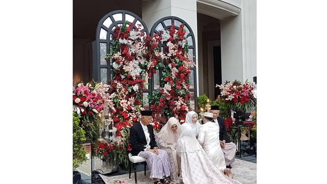 Acara pernikahan Dian Pelangi dan Sandy Nasution berlangsung khidmat.