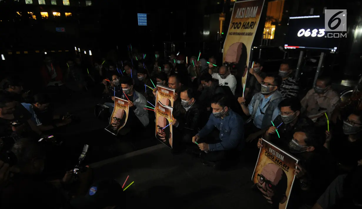 Koalisi Masyarakat Sipil Anti Korupsi bersama Wadah Pegawai melakukan aksi tutup mulut di Gedung KPK, Jakarta, Selasa (12/3). Mereka memperingati peringatan ke-700 hari penyerangan terhadap penyidik senior KPK Novel Baswedan. (merdeka.com/Dwi Narwoko)