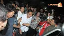 Saat ditemui media di luar rumah Iwan Fals, Jokowi tetap mengeluarkan gaya ramah dan humorisnya pada wartawan (Liputan6.com/Herman Zakharia)