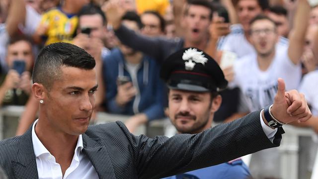 FOTO: Suporter Juventus Sambut Kedatangan Cristiano Ronaldo