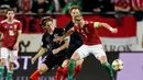 Pemain Hungaria, Balasz Dzsudzsak melewati Luka Modric pada laga kedua babak kualifikasi Piala Eropa 2020 Grup E yang berlangsung di Stadion Groupama Arena, Budapest, Senin (25/3). Kroasia kalah 1-2 kontra Hungaria. (AFP/Attila Kisbenedek)