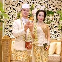 "Aku sebenarnya nervous juga sih, dari hotel sampai ijab kabul aku nggak berhenti dzikir, emang bener banget sih dzikir bisa ngurangin rasa gugup," sahut Karina Salim. (Adrian Putra/Bintang.com)