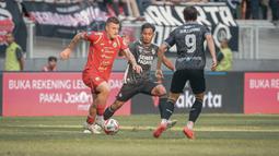 Pemain Persija Jakarta, Fabio Calonego mencoba mengamankan bola dari rebutan pemain Semen Padang pada laga pekan terakhir BRI Super League 2025/2026 pada Sabtu (23/5) sore WIB. (Bola.com/Abdul Aziz)