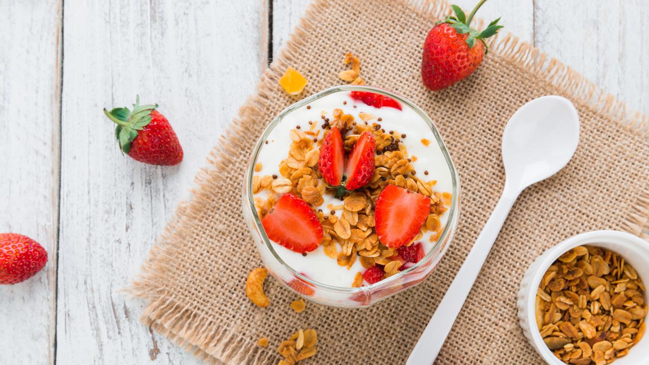 Yogurt dengan topping buah-buahan