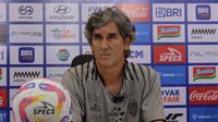 Pelatih Bali United, Stefano Cugurra, saat hadir sesi&nbsp;pre match press conference laga Persija Jakarta melawan Bali United di Jakarta International Stadium pada Jumat (09/05/2025). (Bola.com/Abdul Aziz)