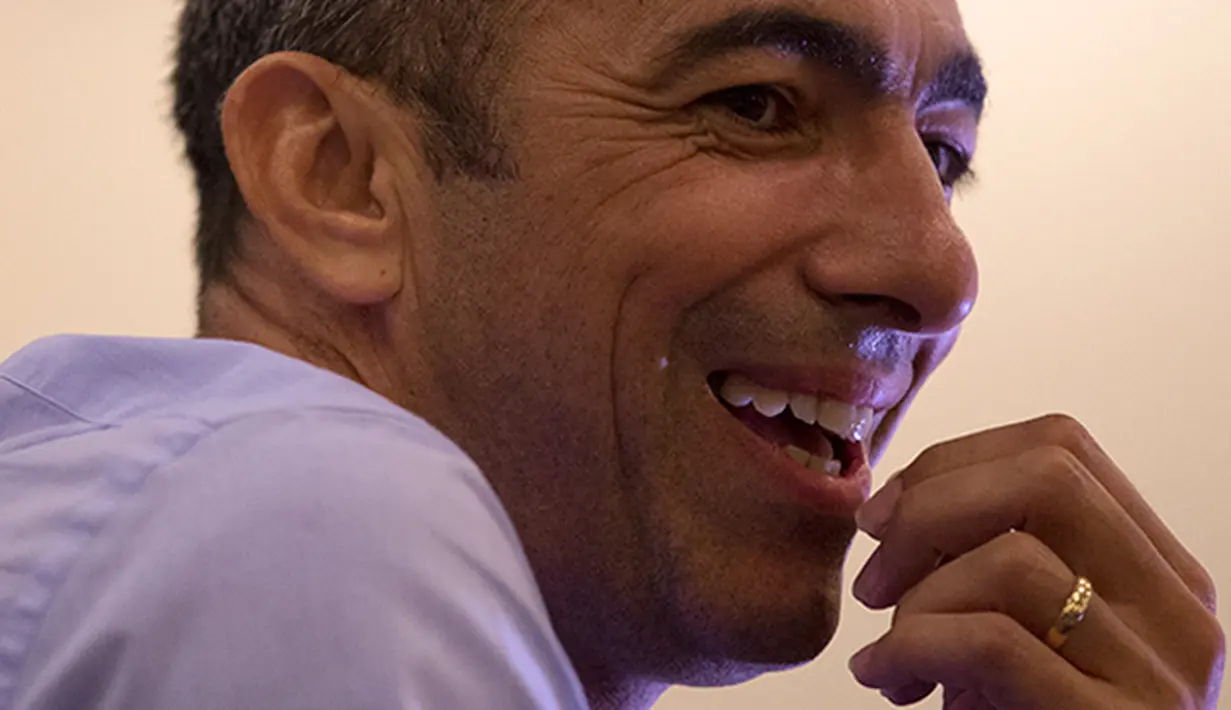 Legenda hidup Inter Milan, Youri Djorkaeff penuh keramahan saat bertemu peserta Gathering Nasional Inter Club Indonesia di Bali, Jumat (28/8/2015). (Bola.com/Vitalis Yogi Trisna)