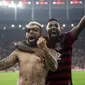 Pemain Flamengo, Gabriel Barbosa, bersama Rodinei, merayakan kemenangan atas Emelec pada laga Copa Libertadores di Stadion Allianz Parque, Sao Paulo, Selasa (30/7). Palmeiras lolos ke babak perempat final. (AFP/Nelson Almeida)