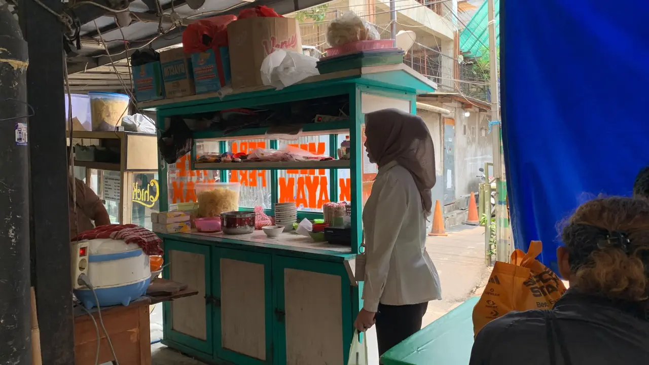 Kios pedagang mie ayam di kawasan Kuliner Stasiun Gondangdia, Jakarta, Senin (5/10/2026).