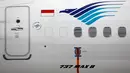 Segel terlihat pada pesawat Boeing 737 Max 8 Garuda Indonesia yang terparkir di Bandara Soekarno Hatta, Tangerang, Rabu (13/3). Pelarangan terbang untuk Boeing 737 Max 8 ini diambil pascakecelakaan maut Ethiopian Airlines. (REUTERS/Willy Kurniawan)