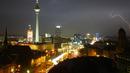 Sambaran petir selama badai terlihat di langit di atas menara TV Berlin, Jerman (10/6/2019). (AFP Photo/dpa/Germany Out/Jörg Carstensen)