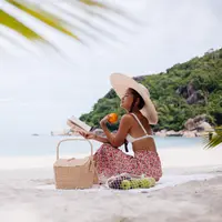 ilustrasi beach vacation/copyright freepik/kroshka__nastya