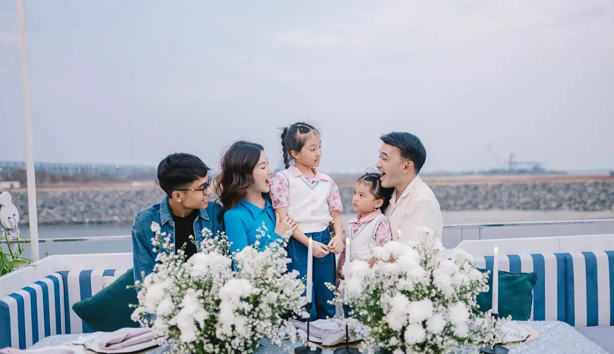 Mana potret gaya gemas pasangan Ruben Onsu dan Sarwendah yang jadi favoritmu, Sahabat FIMELA? [Foto: Instagram/ruben_onsu]