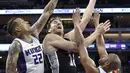 Pemain San Antonio Spurs, Pau Gasol (tengah), mencetak 24 poin dan 9 rebound saat melawan Sacramento Kings dalam laga reguler NBA 2016-2017 di Golden 1 Center, Sacramento, Kamis (17/11/2016) WIB. (AP Photo/Rich Pedroncelli)