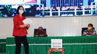 Rektor Unsrat Ellen Joan Kumaat memberikan hask suaranya pada pemilihan Dekan Fisip.