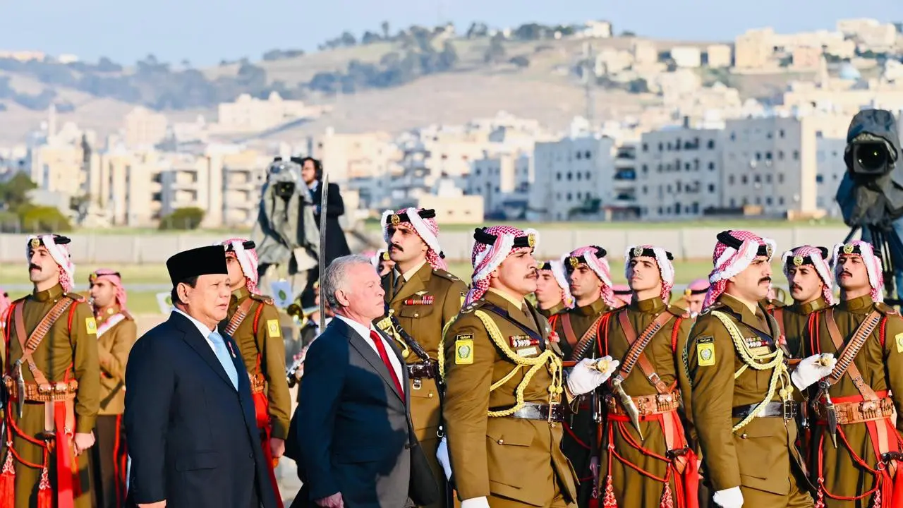 Presiden Prabowo Subianto disambut hangat oleh Raja Yordania Abdullah II bin Al-Hussein di Bandar Udara Militer Marka, Amman.