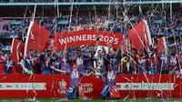 Para pemain Crystal Palace merayakan gelar juara Piala FA 2024/2025 setelah mengalahkan Manchester City dalam laga final yang berlangsung di Stadion Wembley, London, Inggris, Sabtu (17/05/2025). (AFP/Adrian Dennis)