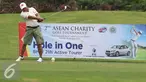 Salah satu peserta melakukan pukulan saat Asean Charity Golf Tournament 2 di Damai Indah Golf, Tangerang, Minggu (16/10). Tunamen Golf ini bertujuan untuk membumikan dan memasyarakatkan ASEAN. (Liputan6.com/Herman Zakharia)