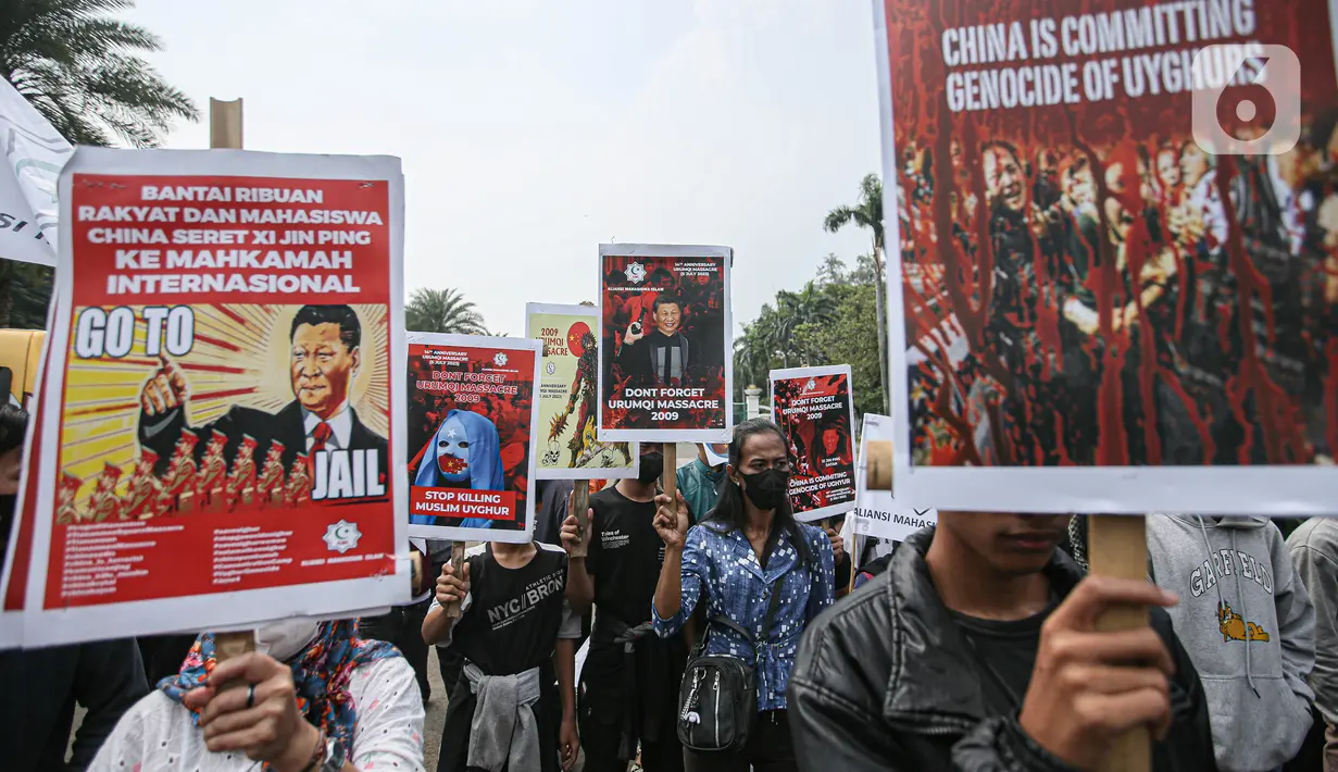 Massa menetapkan Presiden China Xi Jinping dan kepemimpinan senior lain di negara itu sebagai orang yang paling bertanggung jawab atas tindakan yang dilakukan pada kelompok minoritas muslim tersebut. (Liputan6.com/Faizal Fanani)