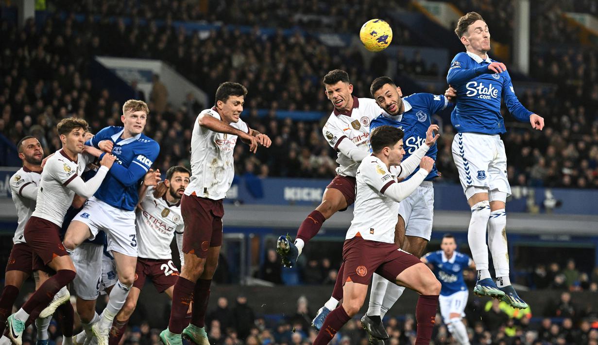 Pemain Everton, James Garner (kedua kanan) berusaha mencetak gol ke gawang Manchester City pada laga lanjutan Liga Inggris 2023/2024 di Goodison Park, Liverpool, Inggris, Kamis (28/12/2023) dini hari WIB. (AFP/Paul Ellis)