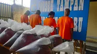 Tersangka dan barang bukti madu palsu yang ditangkap Polsek Tampan, Pekanbaru. (Liputan6.com/M Syukur)