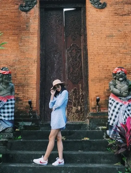 Begitu juga dengan Mikha Tambayong yang keren banget dengan mini shirt dressnya yang dipadukan dengan sneakersnya. Mikha juga memakai topi lebar dan sun glasses sehingga terlihat kece banget. (Instagram)