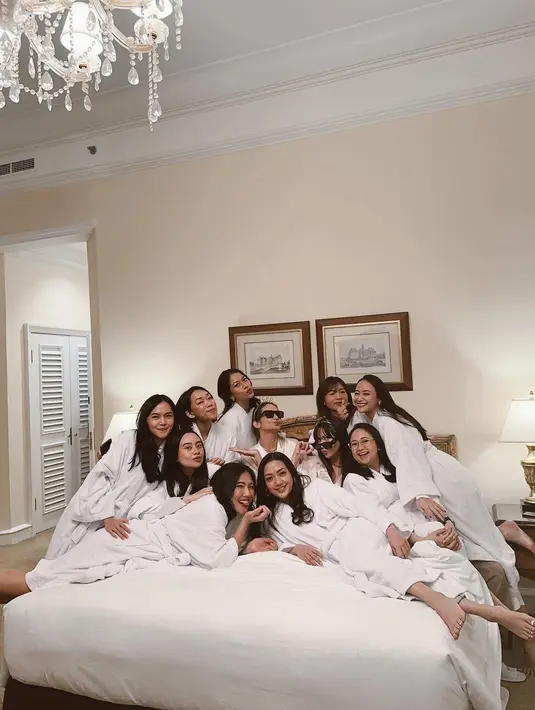 Itulah beberapa potret momen bridal shower Jessica Mila yang digelar berbarengan dengan Enzy. Para sahabat pun juga kompak merahasiakan dan baru membagikan beberapa momen bridal shower setelah keduanya menikah. [Instagram/jscmila]