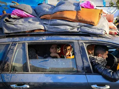 Warga Palestina yang mengungsi di tempat penampungan sementara kembali ke rumah mereka di Khan Yunis Timur di Jalur Gaza Selatan pada 24 November 2023. (Mahmud HAMS/AFP)