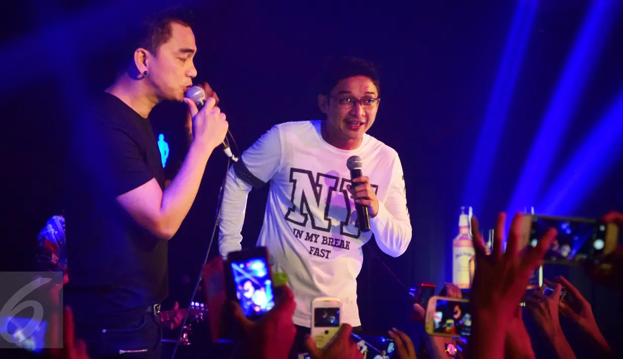 Sigit Purnomo atau yang akrab disapa Pasha ditemani Enda berpamitan saat grup band Unggu tampil di e-Plasa, Kota Semarang, Jumat (26/2). Pasha resmi menyatakan diri mundur dari Ungu menyusul terpilihnya dirinya menjadi Wakil Wali Kota Palu (Foto : Gholib)
