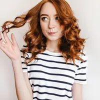 Yuk simak cara melakukan perawatan pada rambut bergelombang agar tetap sehat, lembut, dan terdefinisi. [Dok/freepik.com/lookstudio]