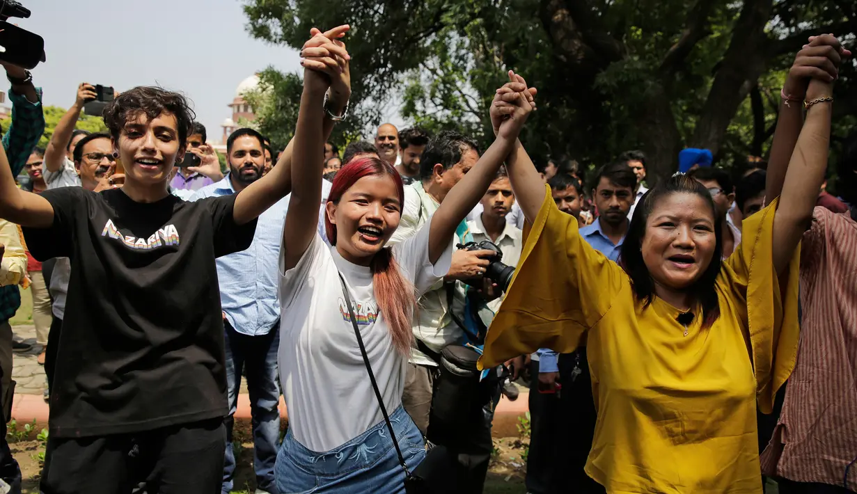 Pendukung dan anggota LGBT melakukan perayaan setelah Mahkamah Agung India mendekriminalisasi hubungan sesama jenis di Mumbai, Kamis (6/9). India sebelumnya melarang hubungan sesama jenis karena dinilai "melawan tatanan alam". (AP Photo/Altaf Qadri)