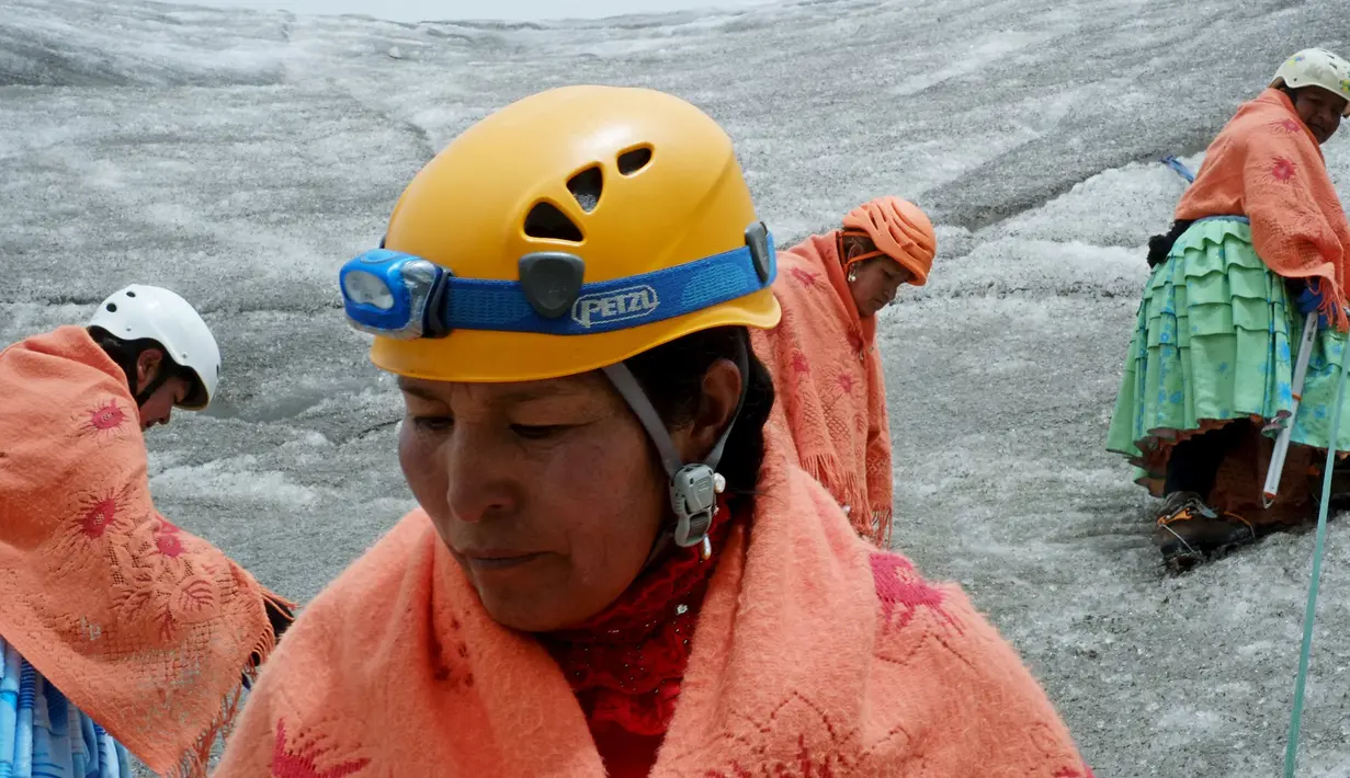Perempuan suku Aymara saat berada di gunung Huayna Potosi, Bolivia (6/4). Sebanyak 12 perempuan Suku Aymara rata-rata berusia 42-50 tahun ini berhasil menaklukkan puncak Gunung Huayna Potosi dan Illimani. (REUTERS/David Mercado)