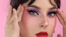 Dikenal cukup sering mereview produk kecantikan, Tasya Farasya juga kerap bereksperimen dengan makeup yang dimiliki. Riasan Tasya satu ini bertema pink dan ungu juga tuai pujian netizen. (Liputan6.com/IG/@tasyafarasya)
