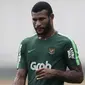 Pemain Timnas Indonesia U-22, Marinus Wanewar, mengamati instruksi saat latihan di Stadion Madya, Jakarta, Selasa (15/1). Latihan ini merupakan persiapan jelang Piala AFF U-22. (Bola.com/Yoppy Renato)