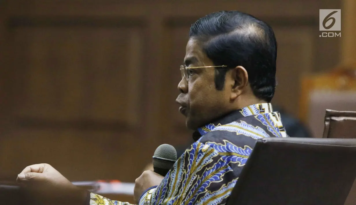 Terdakwa dugaan penerimaan suap terkait kerja sama pembangunan PLTU Riau-1, Idrus Marham menjawab pertanyaan saat JPU KPK sidang lanjutan di Pengadilan Tipikor, Jakarta, Selasa (12/3). Sidang memeriksa keterangan terdakwa. (Liputan6com/Helmi Fithriansyah)