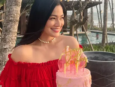 Ulang tahun selalu jadi momen spesial bagi siapapun tak terkecuali bagi Titi Kamal. Perayaan pertambahan usianya kali ini dirayakan di Bali tanpa suami maupun anak. Titi Kamal tampak cantik mengenakan dress berwarna merah sembari memegang kue ulang tahun.
(Liputan6.com/IG/@titi_kamall)