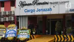 Suasana kargo jenazah saat menunggu kedatangan  Jenazah anak dari Gubernur Jawa Barat (Jabar) Ridwan Kamil, Emmeril Khan Mumtadz atau Eril di Bandara Soekarno Hatta, Tangerang, Minggu (12/6/2022). Jenazah Eril dijadwalkan tiba di Bandara Soekarno-Hatta (Soetta) hari ini. 95. (Liputan6.com/Angga Yuniar)