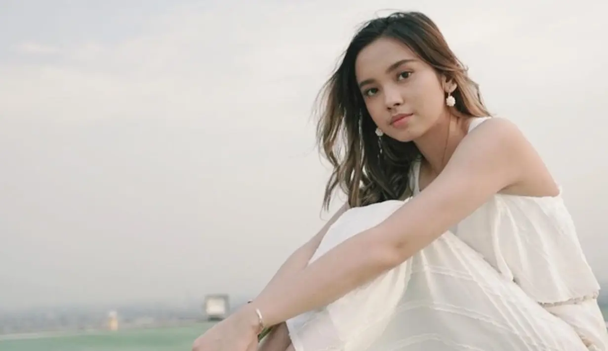 Dalam akun Instagram pribadinya, Lyodra kerap terlihat mengunggah gaya penampilannya saat memakai baju serba putih. Bahkan, simple dress yang digunakannya satu ini juga tak luput dari perhatian netizen. (Liputan6.com/IG/lyodraofficial)