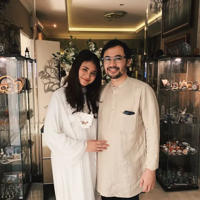 3 Tahun Bersama, Ini 6 Potret Mantan Artis Cilik Ade Surya Akbar dan Istri