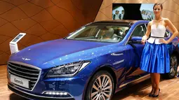 Seorang model berpose dengan mobil Hyundai Genesis pada Frankfurt Motor Show (IAA) 2015 di Frankfurt, Jerman (15/9/2015). Pameran ini di selenggarakan mulai tanggal 15-27 September 2015. (REUTERS/Kai Pfaffenbach)