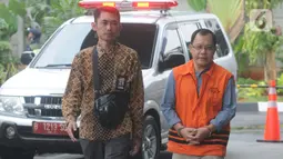 Kepala Dinas PUPR nonaktif Bengkayang, Alexius (kanan) bersiap menjalani pemeriksaan di gedung KPK, Jakarta, Jumat (29/11/2019). Alexius diperiksa sebagai tersangka dalam kasus dugaan suap proyek pekerjaan di Pemkab Bengkayang, Kalimantan Barat Tahun 2019. (merdeka.com/Dwi Narwoko)