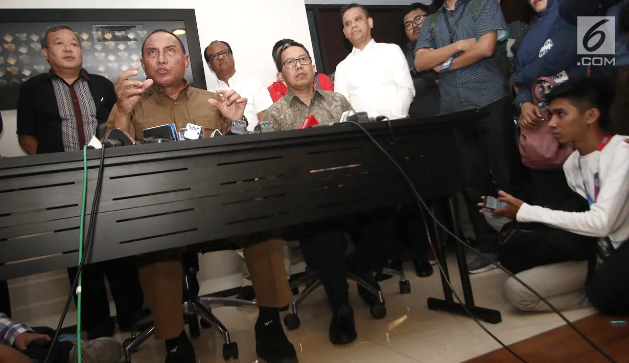 Ketua Umum PSSI Edy Rahmayadi dan Wakil Ketua Joko Driyono saat jumpa pers terkait meninggalnya suporter Persija, Haringga Sirila, di Jakarta, Selasa (25/9). PSSI secara resmi menghentikan sementara waktu Liga 1 2018. (Liputan6.com/Herman Zakharia)