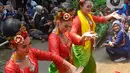 Sejumlah wanita menampilkan tarian tradisional saat acara budaya sedekah bumi di Lembur Sawah, Mulyaharja, Bogor, Jawa Barat, Minggu (23/7/2023). (merdeka.com/Arie Basuki)