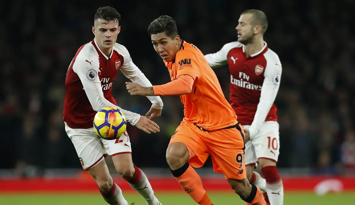 Gelandang Liverpool, Roberto Firmino, berusaha mengejar bola saat melawan Arsenal pada laga Premier League di Stadion Emirates, London, Jumat (22/12/2017). Kedua klub bermain imbang 2-2. (AFP/Ian Kington)