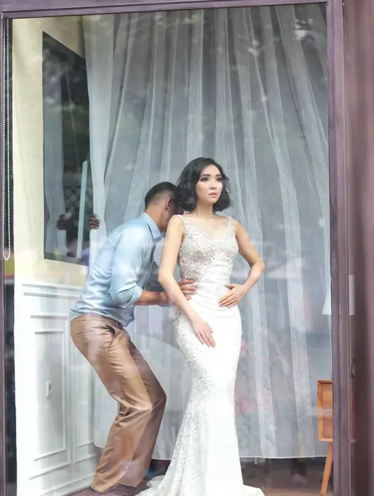 "Aku request buat model video klipnya Rio Dewanto. Kalau suami sendiri sudah keseringan. Suami malah bantuin cari ide siapa kira-kira yang mau jadi model," ungkap Gisel saat di kawasan Cengkareng, Jakarta Barat, Selasa (18/10). (Adrian Putra/Bintang.com)