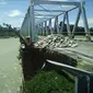  Jembatan Sabbang yang nyaris ambrol akibat debit air Sungai Rongkong, Luwu Utara, Sulawesi Selatan, yang ekstrem. (Liputan6.com/Ahmad Yusran)