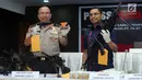 Kadiv Humas Polri Irjen Pol Setyo Wasisto (kiri) dan Dirtipidum Bareskrim Polri Brigjen Herry Rudolf Nahak menunjukkan senjata air soft gun milik tersangka kasus penipuan calon jamaah umroh, Jakarta, Selasa (22/8). (Liputan6.com/Helmi Fithriansyah)